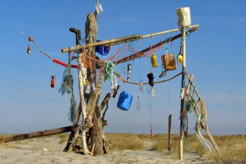 Verschmutzung und Müll auf Romo Strand
