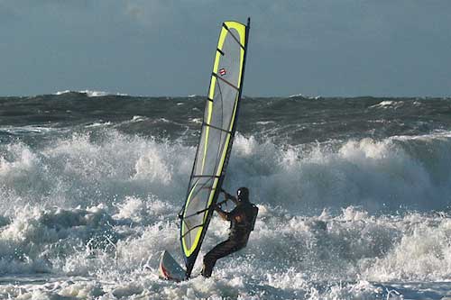 Windsurfen an der Nordseeküste Dänemarks bei In Römö im Wattenmeer